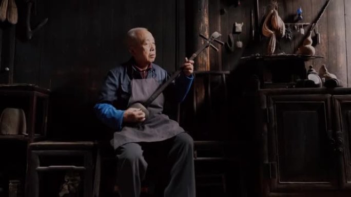 中国老人演奏长颈琵琶