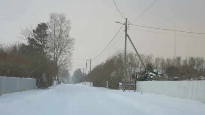 卡斯穆爱沙尼亚村庄的雪雨