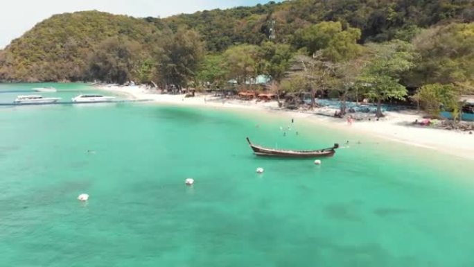 Koh Hey (珊瑚岛) 的旅游香蕉海滩，泰国翡翠海岸附近停泊有长尾渔船 -- 空中低角度向后飞拍