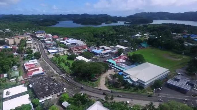 帕劳的科罗尔岛。科罗尔市容与街头蚂蚁当地建筑。背景中的胰岛