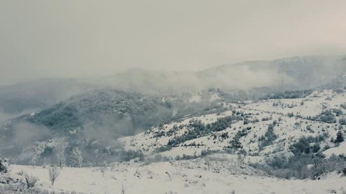 白雪覆盖的山岗背景。