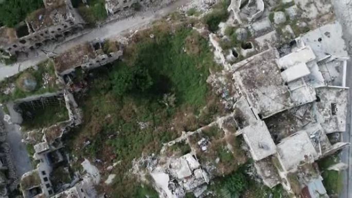在叙利亚阿勒颇中部古城废墟上的建筑屋顶，甚至在战争结束后用4K无人机进行鸟瞰