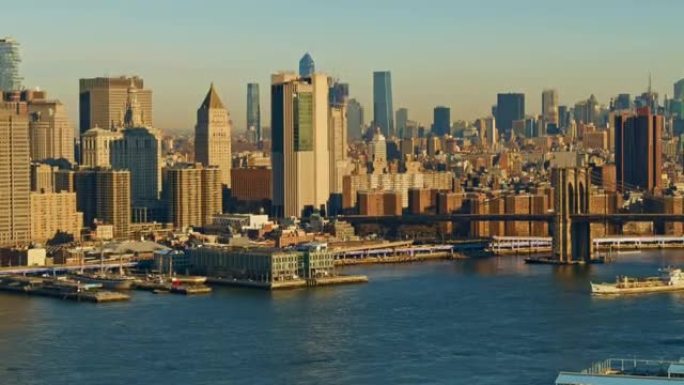 工业船与东河一起经过曼哈顿天际线和布鲁克林大桥。带有转发摄像机运动的无人机视频。