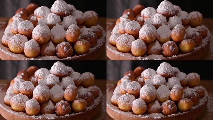 用糖粉烘烤的castagnole。街头美食，威尼斯狂欢节用糖做的圆形饼干。意大利狂欢节期间的传统甜糕