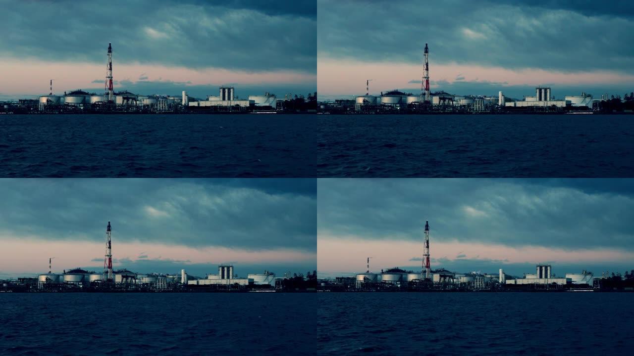 黄昏时炼油厂的景色。石油和天然气工业