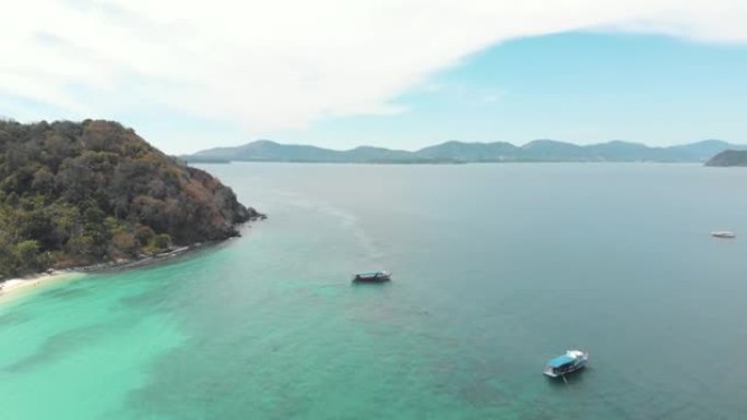 田园诗般的海岸线，旅游游船在泰国Koh Hey (珊瑚岛) 的绿松石浅海上漂流-空中上升倾斜-向下射