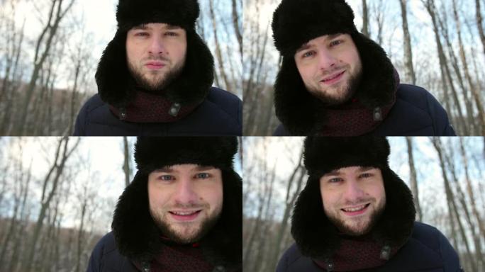 白雪皑皑的街道上戴着冬帽的滑稽男子的肖像看着相机