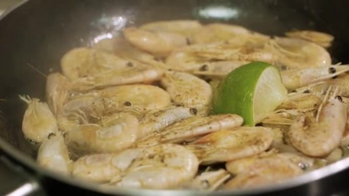 用油和香料在平底锅中煎虾慢动作