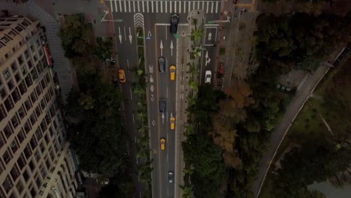 台湾台北市中心天台交通街十字路口空中向下视图4k