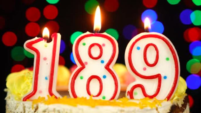 189号生日快乐蛋糕与燃烧的蜡烛顶。