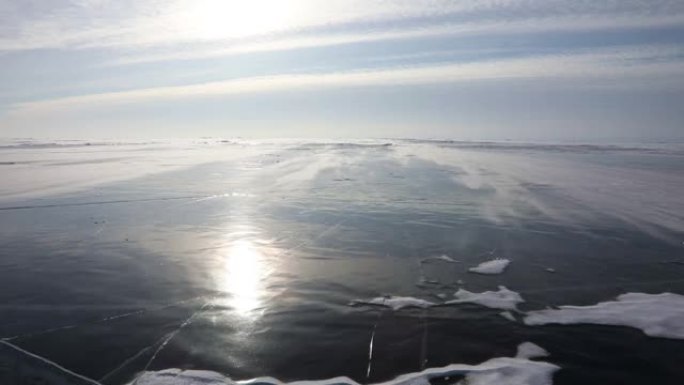 雪在贝加尔湖的冰面上飞