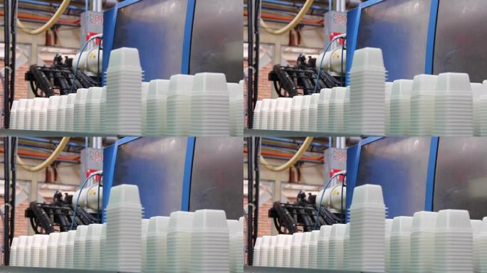 工厂自动机器放置在传送带上的白色塑料容器