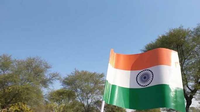 以顺时针方向旋转印度国旗或特林加。4k荣耀胜利旗和塑料旗杆旋转镜头。
