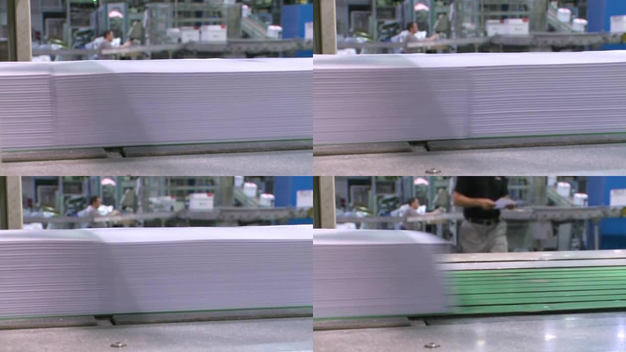 造纸机将纸张切成A4格式的纸张。纸张生产