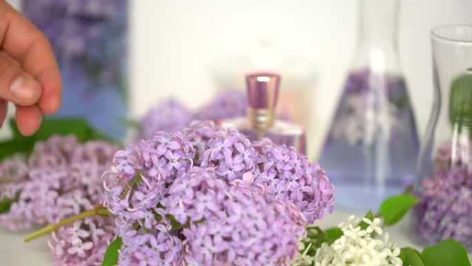 制作身体护理制作美容香水瓶香水淡紫色花朵背景