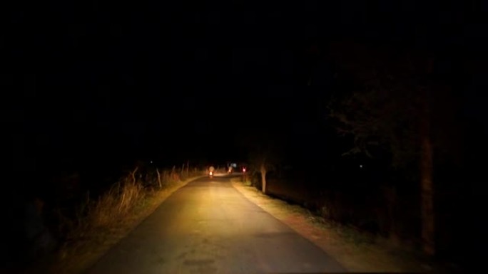 日落之后，晚上在高速公路上开车，交通很少。晚上，摄像头在前面，挡风玻璃参考。