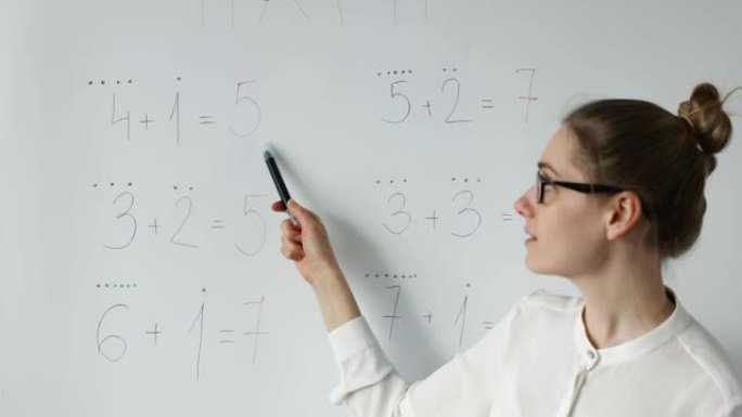 数学老师在教室白板上讲解小学基础数学