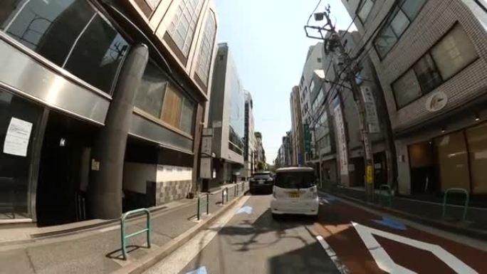 晴天开车穿过城市。东京空荡荡的街道。
