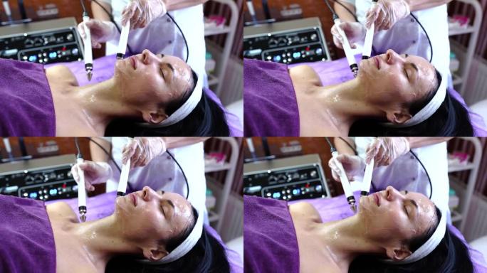美容师董微电流疗法的程序。面部美容师程序。