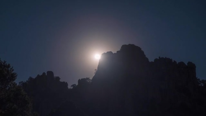 月亮在岩山上移动的时间流逝