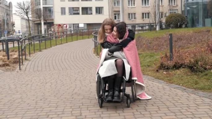 女儿在户外与残疾母亲拥抱