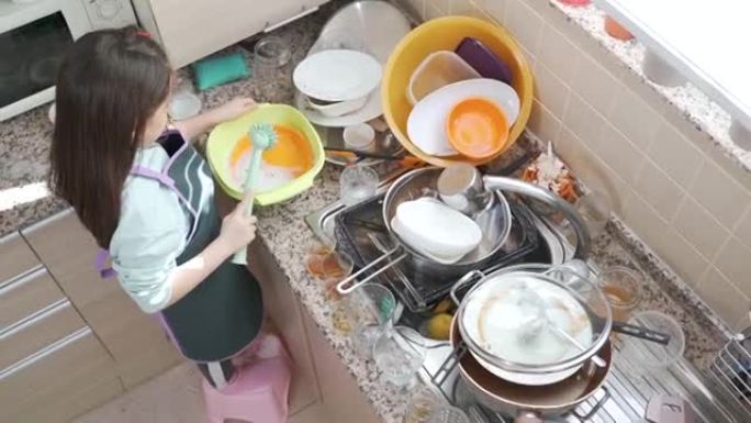 一个小女孩在家里的水槽上洗碗的4k视频片段
