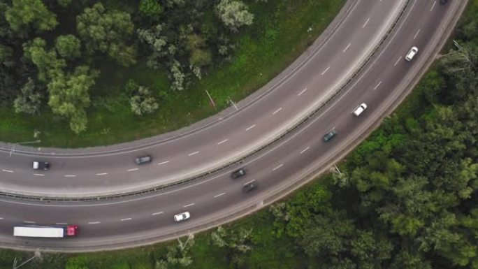 在长时间的转弯视图无人机拍摄中，在弯曲的道路上的交通