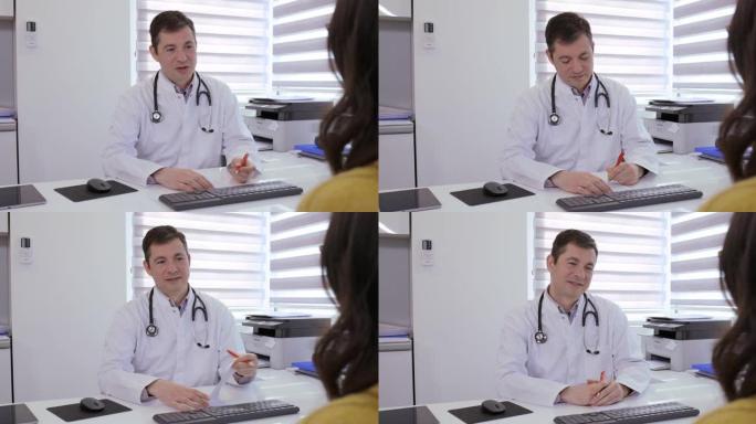 医生在咨询中向女性患者开药