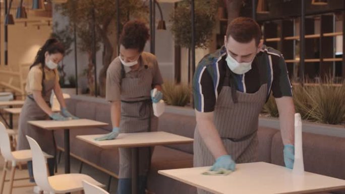 三名餐厅工人擦桌子