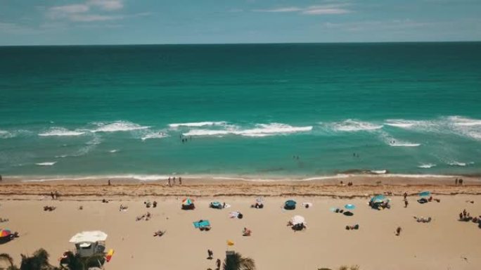 2021年年5月新型冠状病毒肺炎日中午，佛罗里达州棕榈滩充满活力的蓝绿色海滨的空中概览