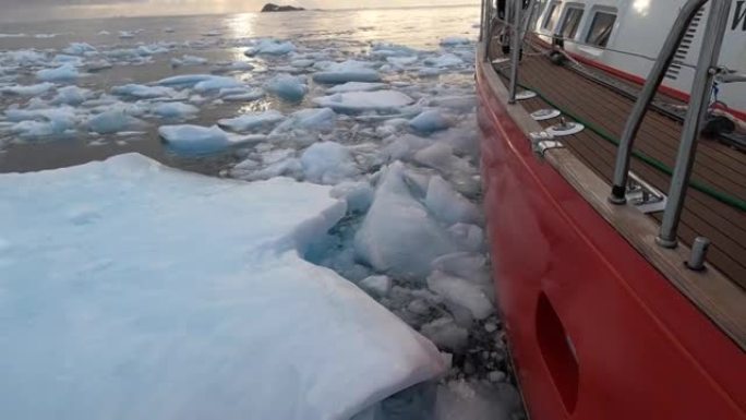 破冰船穿过南极冰层。
