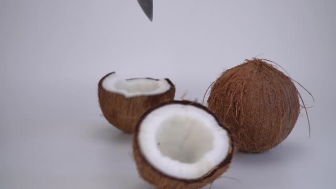 椰子用刀分成两部分。可可，成熟的棕榈果。坚果是有用的，改善身体在许多疾病的状况。
