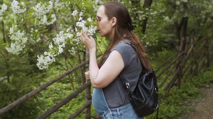 孕妇在春季公园散步时打喷嚏并用餐巾纸擦拭鼻子