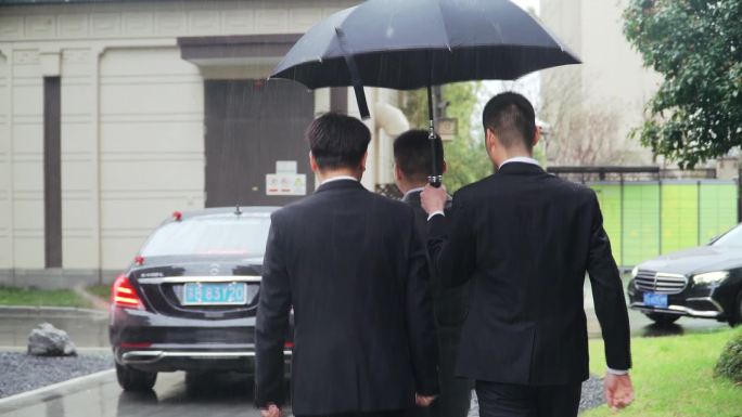 下雨天三个男人打一把伞