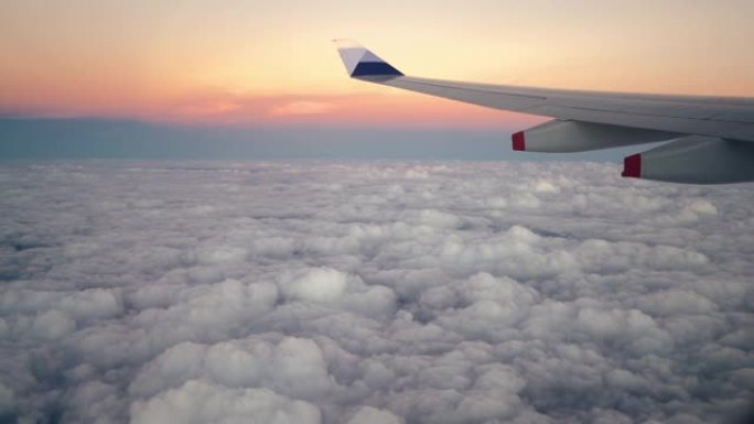 飞机上的日落天空有云