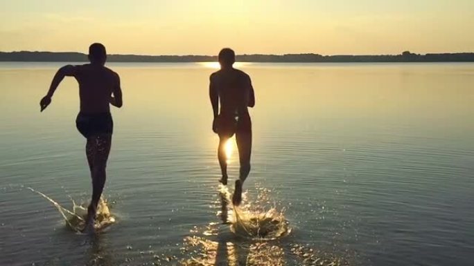 日落前两名男子同时在水上奔跑