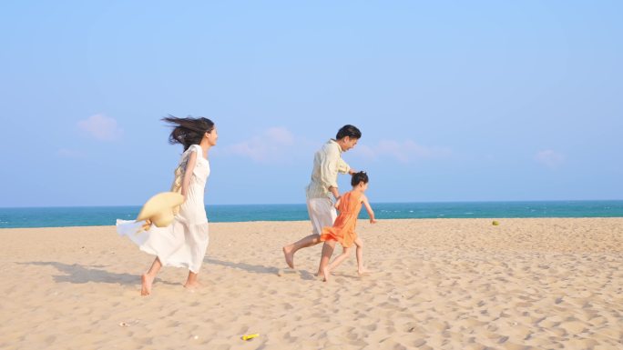 一家人海边沙滩上奔跑