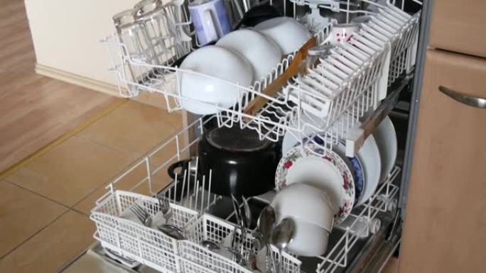清洗后用开放式洗碗机清洗盘子。许多器具，叉子，勺子，盘子，平底锅，清洁和闪亮