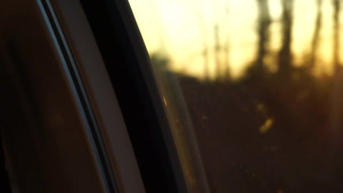 从日内瓦到洛桑的铁路边的金色日出早晨场景
