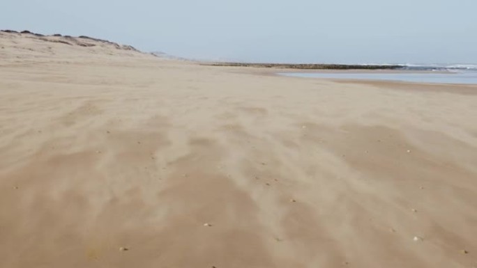 海滩场景，大风吹沙。