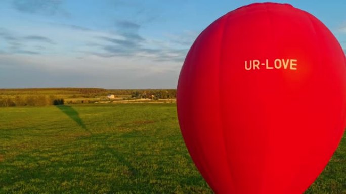 田野上空的热气球。热气球飞越野外景观
