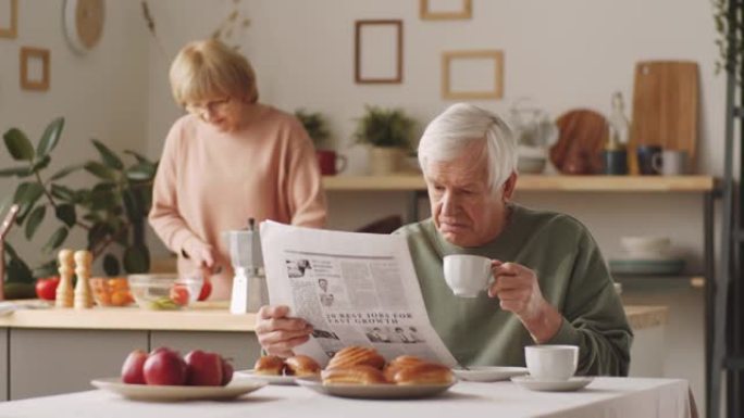 老人在家读报喝咖啡