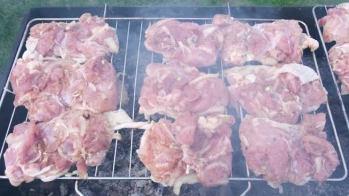 烧烤或烤肉串在户外热煤上的烤架上油炸。腌制的鸡臀在烤肉上煮熟。传统上