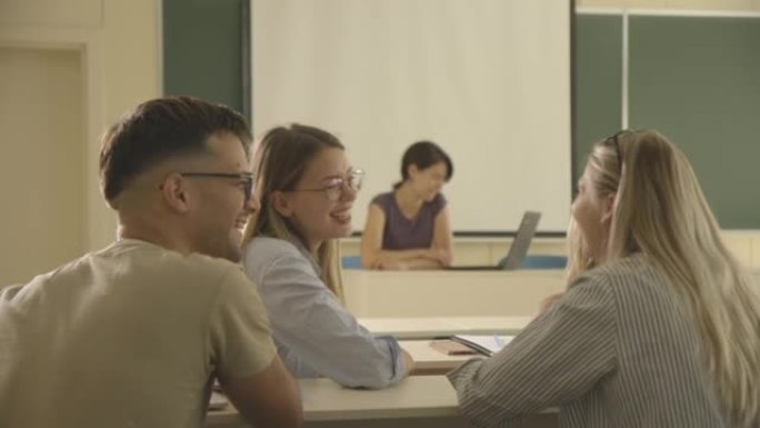 一群年轻学生坐在大学教室里