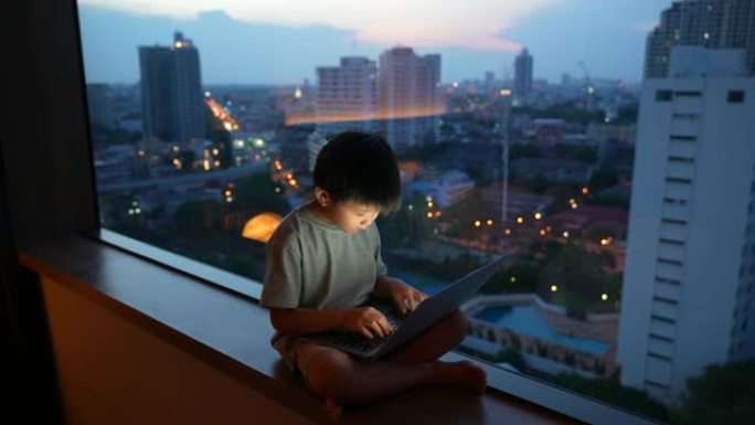 亚洲孩子在摩天大楼学习在线学习。新常态的概念研究与检疫