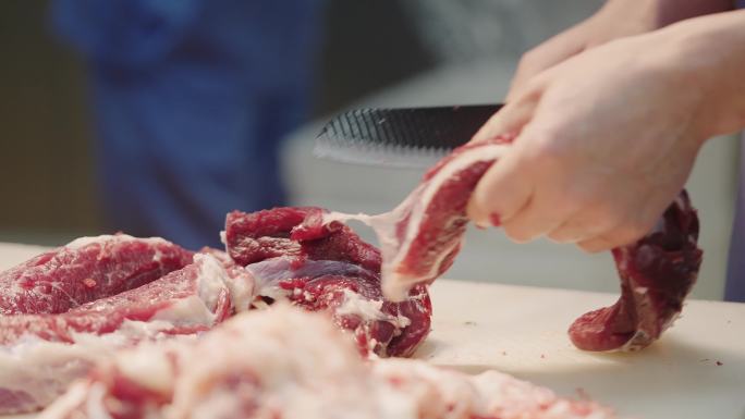 工人处理牛肉切割肉类4k