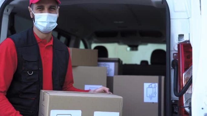 送货员戴着口罩在卡车上装载箱子，以避免电晕病毒扩散 -- 在电晕病毒爆发期间，工作人员快速送货