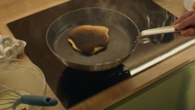 炉子上的煎锅。煎饼在锅里烧了。