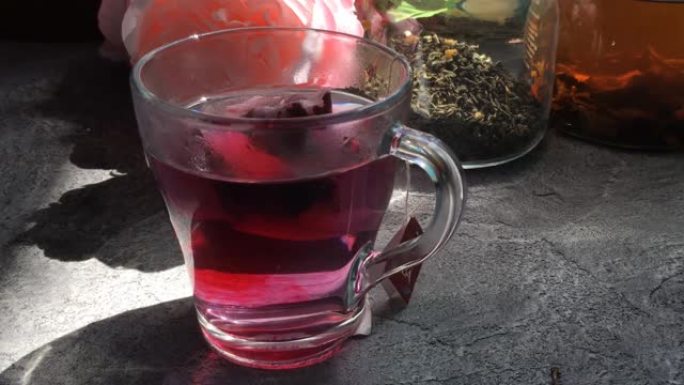 开水装满一袋红茶，茶是冲泡的