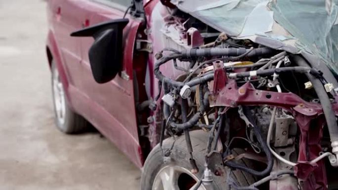 损坏和废弃汽车的特写镜头。在街上发生事故后，汽车被砸成碎片。粗心驾驶的概念
